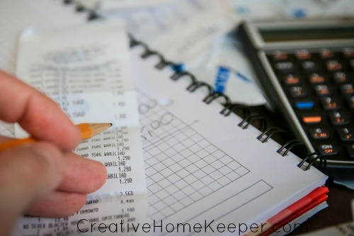 6 Tips for Planning Your Christmas Budget Now! Creating a plan can help curb overspending and allow you to relax and enjoy the upcoming holiday season! | CreativeHomeKeeper.com