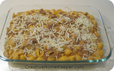 This pumpkin macaroni and cheese dish is delicious and a crowd pleaser. Warm, hearty, creamy and filling, its the perfect dish for the cooler nights of fall and winter. Plus it's freezer friendly too making it perfect for busy nights when you have to cook ahead. The whole family will love it! | CreativeHomeKeeper.com