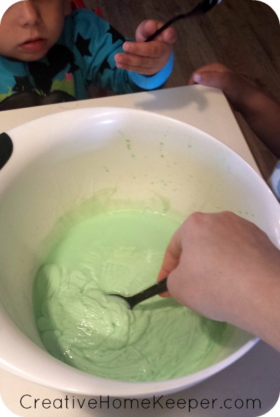 Easy and sticky DIY slime is a fun, hands on activity the kids will love! Only a few simple ingredients and easy steps, the slime will be ready to play with in no time! | CreativeHomeKeeper.com