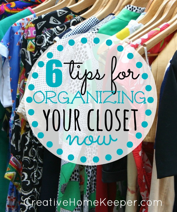 6 tips for organizing your closet can help you quickly get your wardrobe in order, as well as rediscovering pieces you love to build new outfits without having to spend any money.