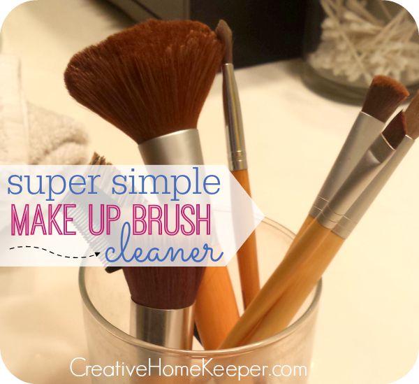 Have you cleaned your makeup brushes recently? This super simple makeup brush cleaner is easy, frugal and only uses two ingredients which you probably already have on hand. And it's fast! In only a few minutes, you will have clean makeup brushes again! | CreativeHomeKeeper.com