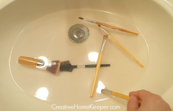 Have you cleaned your makeup brushes recently? This super simple makeup brush cleaner is easy, frugal and only uses two ingredients which you probably already have on hand. And it's fast! In only a few minutes, you will have clean makeup brushes again! | CreativeHomeKeeper.com