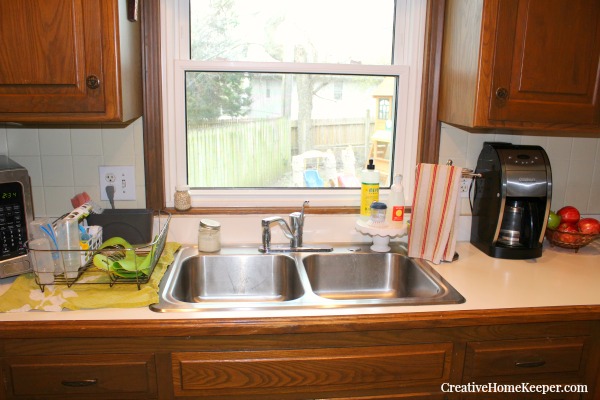 Countertops can be magnets for collecting clutter but with these simple kitchen counter organization tips you can keep them clean and clutter free! 