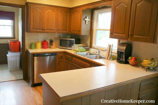 Countertops can be magnets for collecting clutter but with these simple kitchen counter organization tips you can keep them clean and clutter free! 