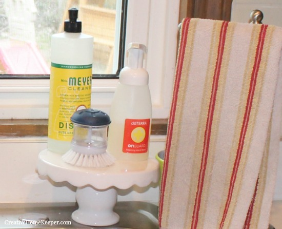 Countertops can be magnets for collecting clutter but with these simple kitchen counter organization tips you can keep them clean and clutter free! 