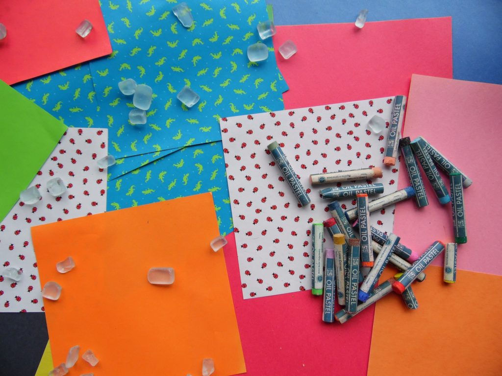 As the school year is winding down and coming to a close, now is the perfect time to organize, sort through and purge all those school keepsakes, papers, and art projects your child made or brought home this year.