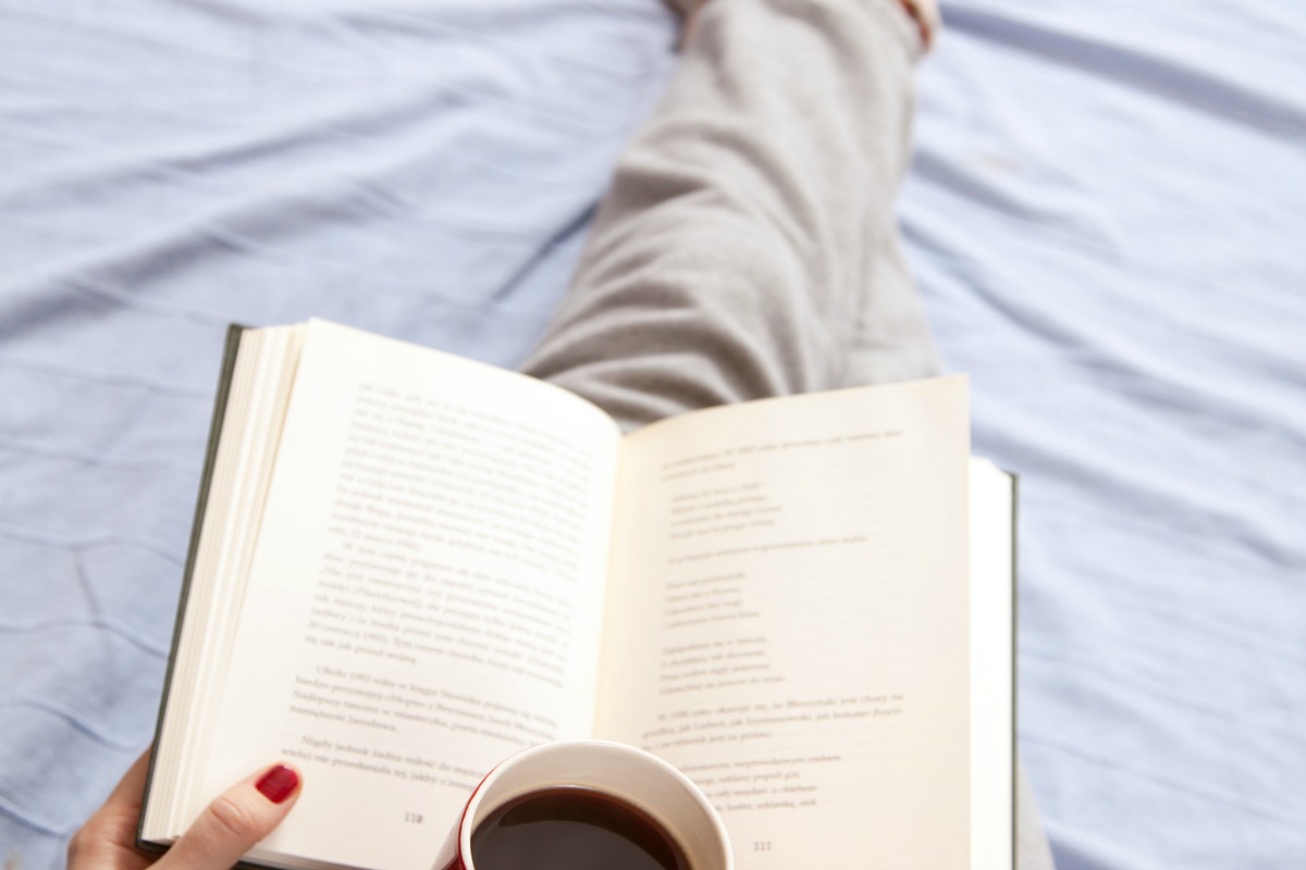 Want to read more but don't feel like you have the time? These easy tips will help you effortlessly fit in more reading time every single day allowing you to set reading goals and read more books this year than you have ever before!